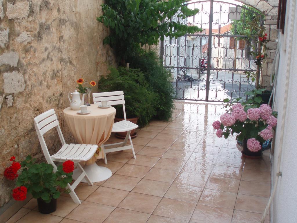 Old Town Center Apartments Supetar Oda fotoğraf